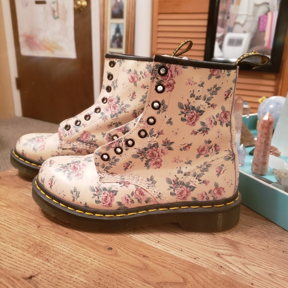 🥾 Dr. Martens Floral Print Pale Pink Boots!